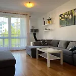 Spacious 1-bedroom With Private Parking 아파트 *