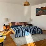 Spacious 1-bedroom With Private Parking 아파트 *