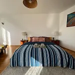 Spacious 1-bedroom With Private Parking 아파트