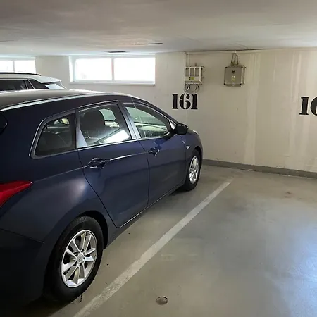 Spacious 1-bedroom With Private Parking Apartment *