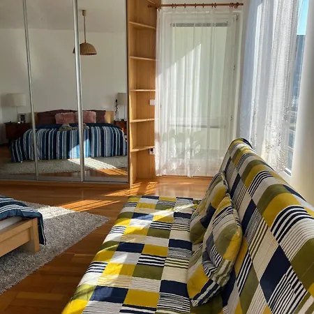 A Large 1 Bedroom With An Available Private Parking 아파트