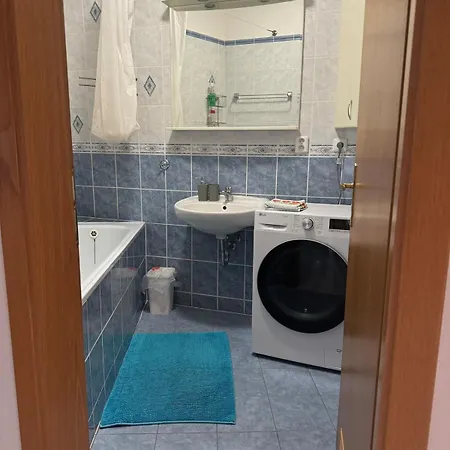 아파트 A Large 1 Bedroom With An Available Private Parking