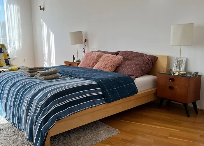 Spacious 1-bedroom With Private Parking Praha