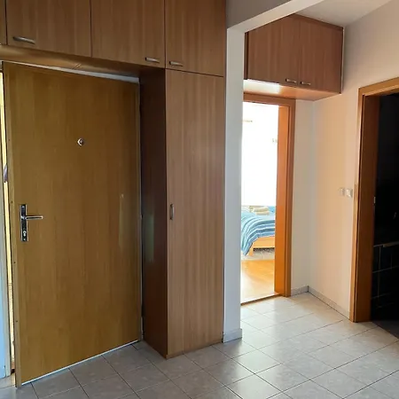 Spacious 1-bedroom With Private Parking דירה
