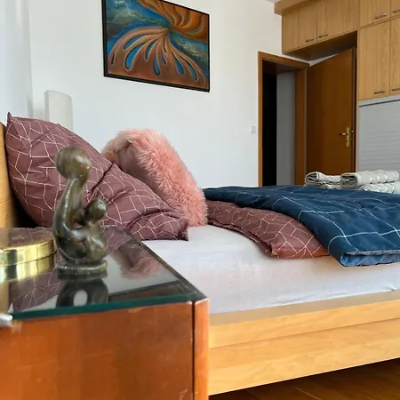 Spacious 1-bedroom With Private Parking דירה פראג