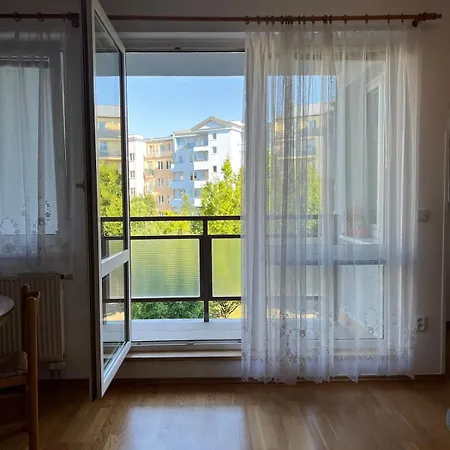 Spacious 1-bedroom With Private Parking פראג
